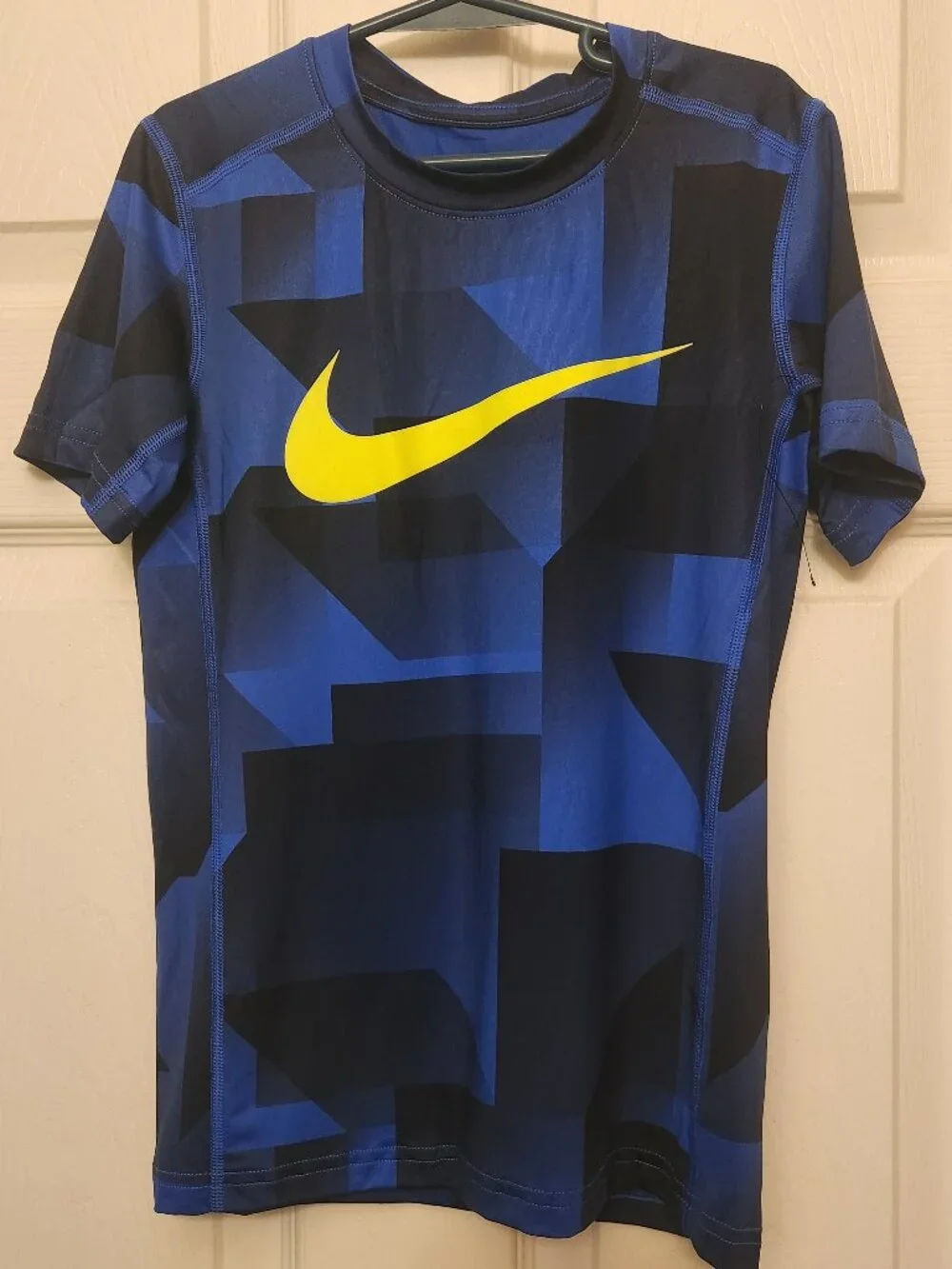 NWOT Nike Boys Dri-FIT Geometric Graphic Tee- Size Youth Small